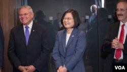 台湾总统蔡英文与美国国会议员见面,在她左手边的是众议院外交委员会主席恩格尔(Rep. Eliot Enge),她右手边的是参议院外交委员会首席民主党参议员梅嫩德斯(Sen. Bob Menendez)。(2019年7月12日,台湾总统府提供)