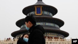 2017年2月7日,北京天坛公园戴口罩的游客。美联社说,北京三面环山,有将近2200万人,需要采取进一步措施解决空气污染问题