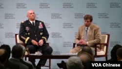 美国陆军参谋长奥迪尔诺(左)在研讨会上 (美国之音林枫拍摄)