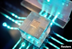 Sebuah cip anak perusahaan Huawei, HiSilicon, di Huawei China Eco-Partner Conference. (Foto: Reuters)