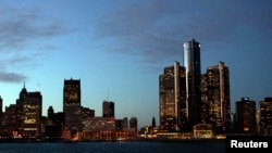 Trụ sở chính của hãng xe GM (tòa nhà cao nhất bên phải), trong thành phố Detroit, Michigan
