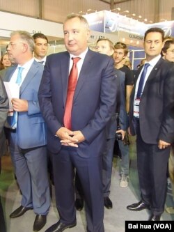 俄罗斯副总理罗格津(中) (美国之音白桦拍摄)