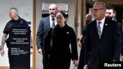 资料照:华为前首席财务官孟晚舟(中)