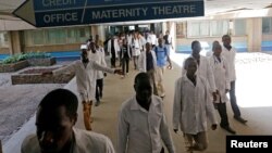 肯尼亚首都内罗毕肯雅塔国立医院的一些医生。(2017年1月19日)