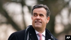 资料照片:时任国家情报总监拉特克里夫站在白宫南草坪。(2020年12月12日)