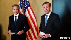 Ngoại trưởng Antony Blinken,trái, và cố vấn an ninh quốc gia Tòa Bạch Ốc Jake Sullivan họp báo sau khi kết thúc các cuộc thảo luận giữa Hoa Kỳ và Trung Quốc tại Anchorage, Alaska, ngày 19/3/2021.