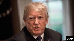 美国总统川普在白宫与军方领导人举行会议。(2018年4月9日)