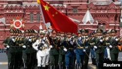 中国军人在莫斯科红场举行的纪念二战胜利70周年的庆祝仪式上。(2015年5月9日)