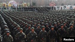 中国武警在新疆喀什列队参加反恐宣誓。(2017年2月27日)