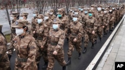 中国武汉市一家医院的军事医疗队队员。(2020年1月26日)