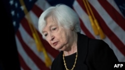 (资料照片)在这张于2023年4月20日拍摄的照片中,美国财政部长贾纳·耶伦在华盛顿特区约翰霍普金斯大学高级国际研究学院就美中经济关系发表讲话。