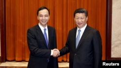 国民党主席朱立伦(左)与习近平,2015年5月4日在北京。