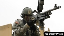 美国陆军士兵2017年4月19日准备实弹演习(美国陆战照片)