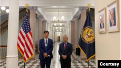 藏人行政中央司政洛桑森格(左)和驻北美办事处代表欧珠次仁在美国白宫大厅。(图片来源:藏人行政中央官方网站)