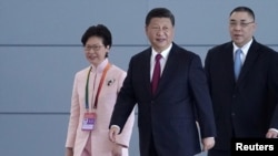 中国国家主席习近平和香港特首林郑月娥2018年10月23日参加在珠海举行的港珠澳大桥的开通仪式。(路透社)