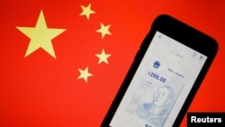 中国数字货币在手机上的官方应用程序与中国国旗。(2020年10月16日)