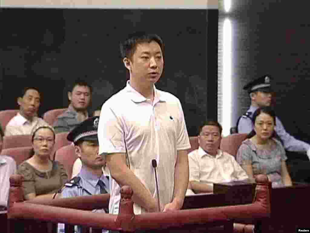 Ông Trương Hiếu Quân, phụ tá của bà Cốc Khai Lai, ra trước Tòa án Nhân dân ở Hợp Phì hôm 9/8/12