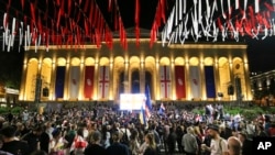 格鲁吉亚反对派人士在格鲁吉亚议会大厦外集会,抗议外国代理人法案。(2024年5月28日)