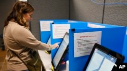 2018年三月,美国乔治亚州一选民在投票站。