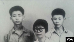 熊焱早年和母亲、兄长合照(熊焱提供)