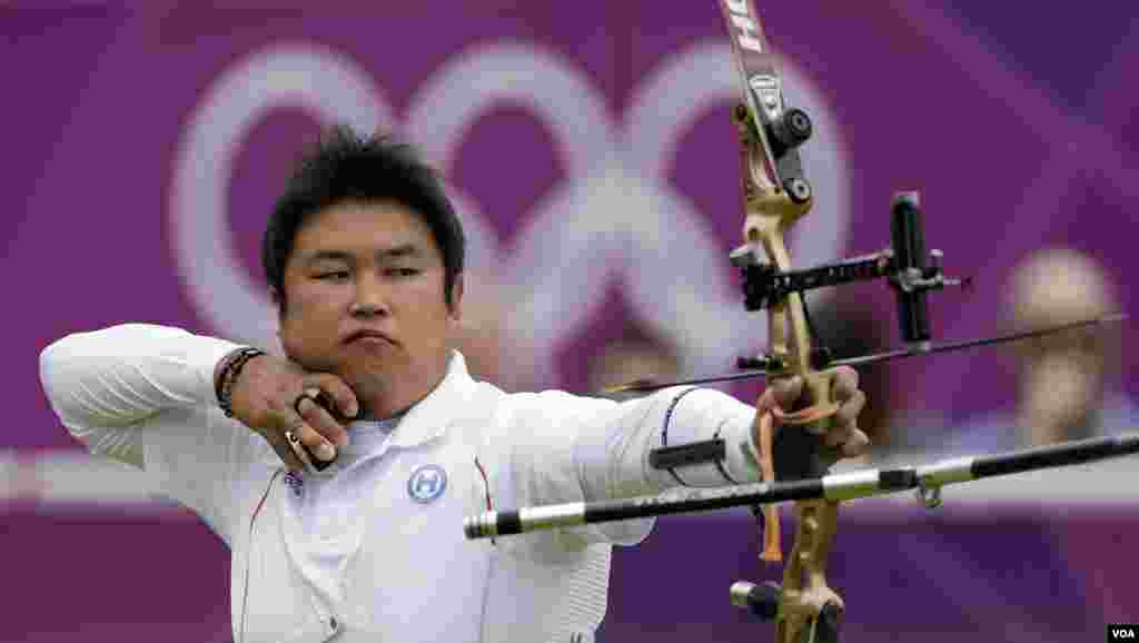 Cung thủ Oh Jin-Hyek của Hàn Quốc thi đấu ở nội dung cá nhân trong một trận đấu vòng loại, 1 tháng 8, 2012. (AP Photo/Marcio Jose Sanchez)