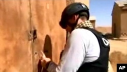 Chuyên gia về vũ khí hóa học làm việc tại một nhà máy vũ khí hóa học ở một địa điểm bí mật ở Syria.