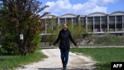 匈牙利首都布达佩斯第9行政区区长巴兰尼依走过上海复旦大学的计划校址(2021年4月23日)