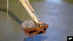 Nạn khai thác cát không kiểm soát và trái phép là nguyên nhân gây nên tình trạng sạt lở thường xuyên dọc theo bờ sông Đồng Nai