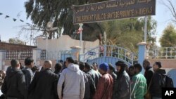 Cư dân In Amenas tụ tập bên ngoài một bệnh viện để tìm cách hỏi thăm tin tức thân nhân bị thương
