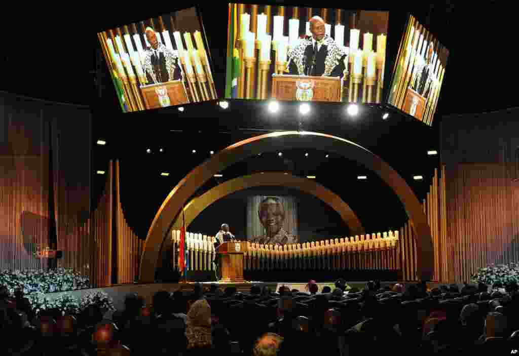 Lễ tang diễn ra tại Qunu, ngày 15/12/2013.