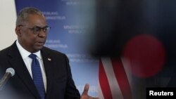 资料照片:美国国防部长奥斯汀访问拉脱维亚。(2022年8月10日)