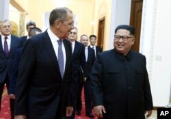 俄罗斯外长拉夫罗夫在平壤会晤朝鲜领导人金正恩。(2018年5月31日)