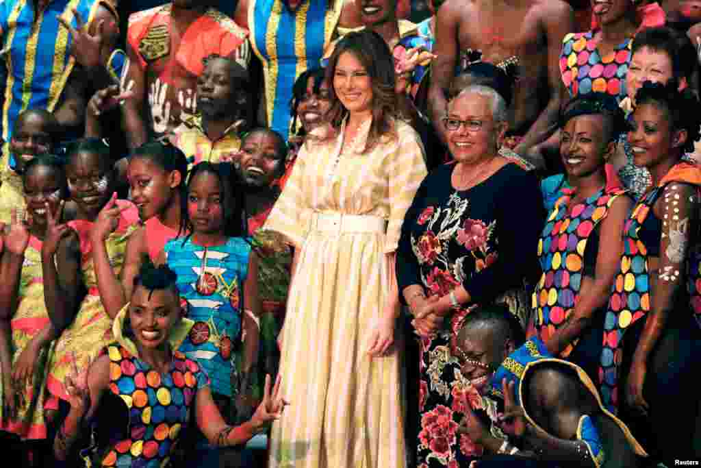 2018年10月5日,肯尼亚内罗毕的国家剧院,美国第一夫人梅拉尼娅·特朗普和肯尼亚第一夫人玛格丽特·肯雅塔同演员合影留念。
