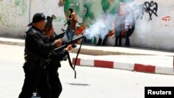 Cảnh sát bắn hơi cay để giaỉ tán cuộc biểu tình ở thành phố Kairouan, Tunisia, 19/5/13