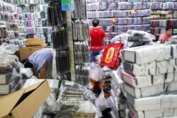 中国广东深圳在华强北商业街区工人们在一家商店工作。(2019年9月6日)