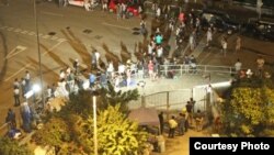 一名女子在波斯尼亚和黑塞哥维那的斯雷布雷尼察大屠杀纪念碑前为遇难家人祈祷。联合国前南斯拉夫问题国际刑事法庭(前南刑庭)24日判定前波黑塞族领导人卡拉季奇在1995年斯雷布雷尼察大屠杀中有种族灭绝罪。