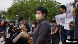 参与制作元朗721事件节目的香港电台电视编导蔡玉玲抵达粉岭裁判法院应讯。(2020年11月10日)