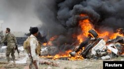 什叶派武装人员在提克里特观看爆炸后的伊斯兰国武装的自杀性汽车炸弹(资料图片)