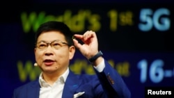 华为消费者业务首席执行官余承东在德国柏林举行的国际电子消费品展销会上推出“麒麟990 5G”芯片。(2019年9月6日)