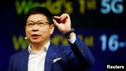 华为消费者业务首席执行官余承东在德国柏林举行的国际电子消费品展销会上推出“麒麟990 5G”芯片。(2019年9月6日)