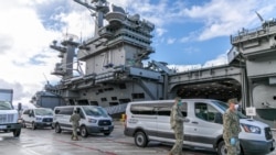 美国海军将罗斯福号航母USS Theodore Roosevelt上的水兵接到关岛岸上设施做隔离和身体检查（美国海军2020年4月3日）