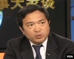 明镜新闻网总裁何频参加美国之音电视节目。(资料照)