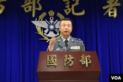 台湾国防部发言人陈中吉少将在记者会上回答问题 (美国之音记者杨明拍摄)