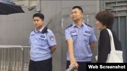 王全璋妻子李文足8月18日被拦在最高法外。 (网络视频截图)