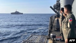 在有争议的南中国海举行的一次海上合作活动期间,菲律宾海军葛雷戈里奥·德尔·皮拉尔级巡防舰上的海军军官向途经的美海军“吉福兹”号濒海战斗舰致意。(2024 年2月9日)