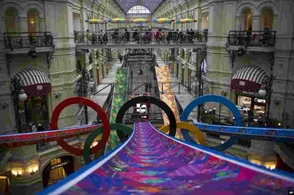 Du khách bên trong cửa hàng trang trí với các vòng tròn Thế Vận Hội tại Moscow, Nga, ngày 12/2/2014.