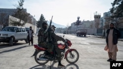 资料照片:美国前驻喀布尔大使馆外的塔利班安全人员。(2025年1月12日)