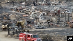 救火车驶过美国加州蓝色峡谷的山火焚烧的汽车(2016年8月19日)