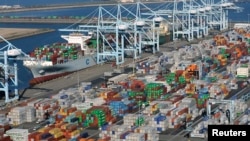 Các container vận tải xếp trên cảng Los Angeles và Long Beach, bang California, ngày 6 tháng 2, 2015.