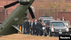 美国总统川普坐在车里,白宫官员商议。川普原打算对分隔朝鲜半岛南北方的非军事区(DMZ)进行事先没对外宣布的访问,但由于大雾,访问被迫取消。(2017年11月8日)